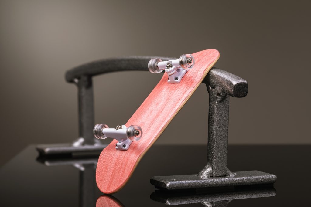 ミニチュアサイズのスケートボード！指スケボーのやり方や技、デッキを紹介 - Xadventure