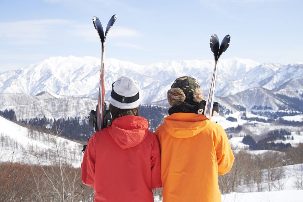 ヘリーハンセンのスキーウェアを紹介！ジャケットからパンツ、つなぎ 